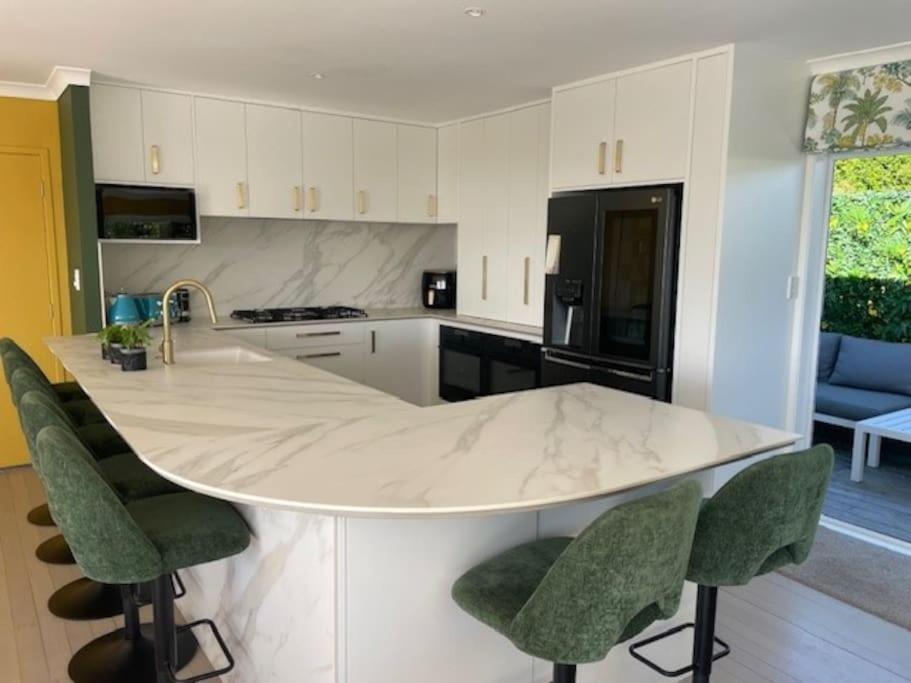 Luxury Seaside Village * Auckland