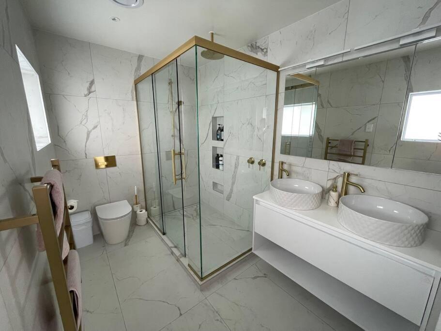 Luxury Seaside Village Apartment Auckland