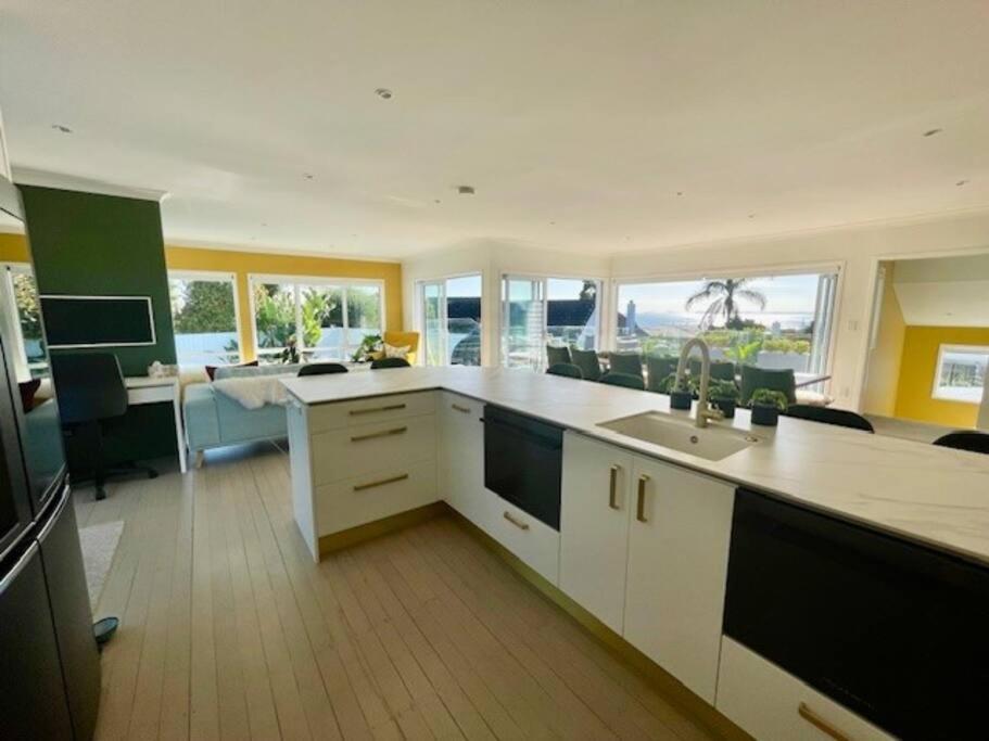Luxury Seaside Village * Auckland